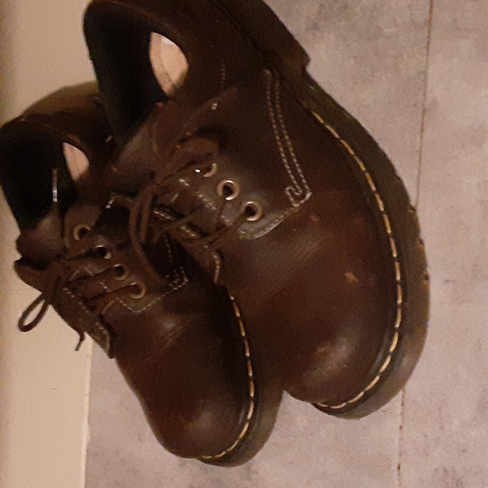 DR. MARTENS SIZE  9 MEN 1O L UNISEX